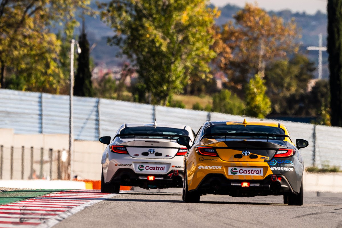 TGR_Spain's tweet image. ¿Veremos la primera carrera nocturna de la historia de la #GRCupSpain? Se acerca el inicio del último &apos;baile&apos; de esta temporada 2025. 🕺

¡Vamos a ver quiénes son los campeones! 👑

No te pierdas el streaming ➡️ youtube.com/watch?v=OJpUpQ…

#ToyotaGAZOORacing #MSISpain