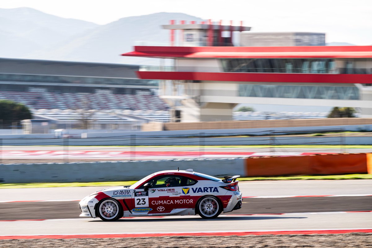 TGR_Spain's tweet image. ¿Veremos la primera carrera nocturna de la historia de la #GRCupSpain? Se acerca el inicio del último &apos;baile&apos; de esta temporada 2025. 🕺

¡Vamos a ver quiénes son los campeones! 👑

No te pierdas el streaming ➡️ youtube.com/watch?v=OJpUpQ…

#ToyotaGAZOORacing #MSISpain