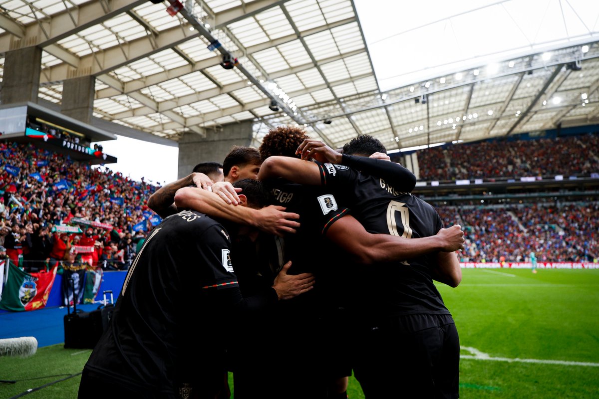 FCPorto's tweet image. O Dragão apadrinhou o apuramento para o nono Mundial da história da seleção nacional 🐉🇵🇹

Parabéns, @selecaoportugal ! 👏

#WC2026 #WCQ