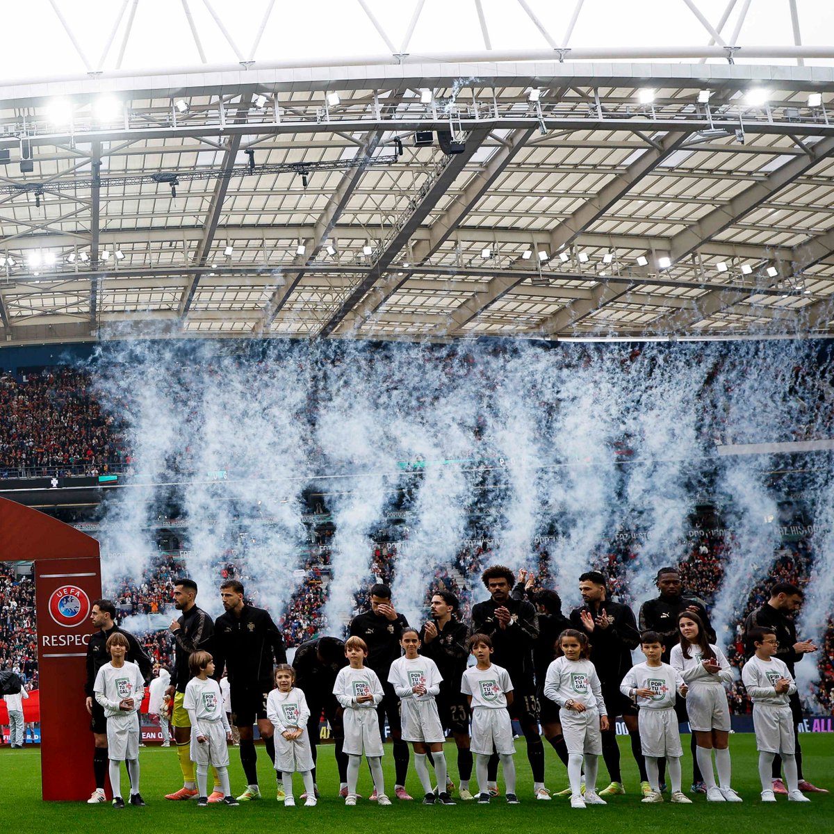 FCPorto's tweet image. O Dragão apadrinhou o apuramento para o nono Mundial da história da seleção nacional 🐉🇵🇹

Parabéns, @selecaoportugal ! 👏

#WC2026 #WCQ