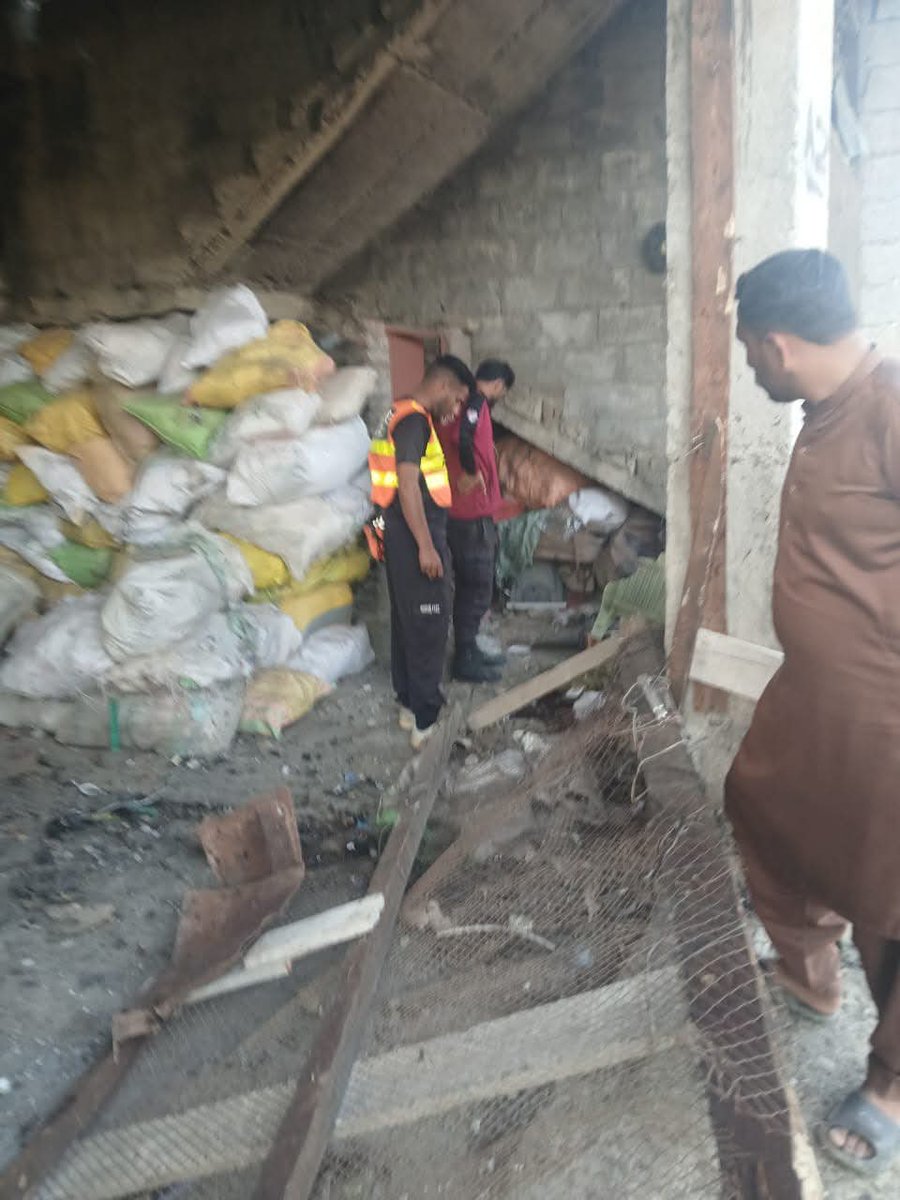 sajjadJarral's tweet photo. کوٹلی آزاد کشمیر 
تتہ پانی بائی پاس روڈ  پر کچرے کے گودام میں دھماکا  3افراد جانبحق اور 6  شدید زخمی ۔ دھماکے کی زد میں تتہ پانی سنگوارہ کا ایک نوجوان جانبحق اور ایک شدید زخمی ہوا جبکہ 2 جانبحق ہونے والوں کا تعلق باجوڑ ایجنسی سے ہے ۔ https://t.co/73ph06qXNy
