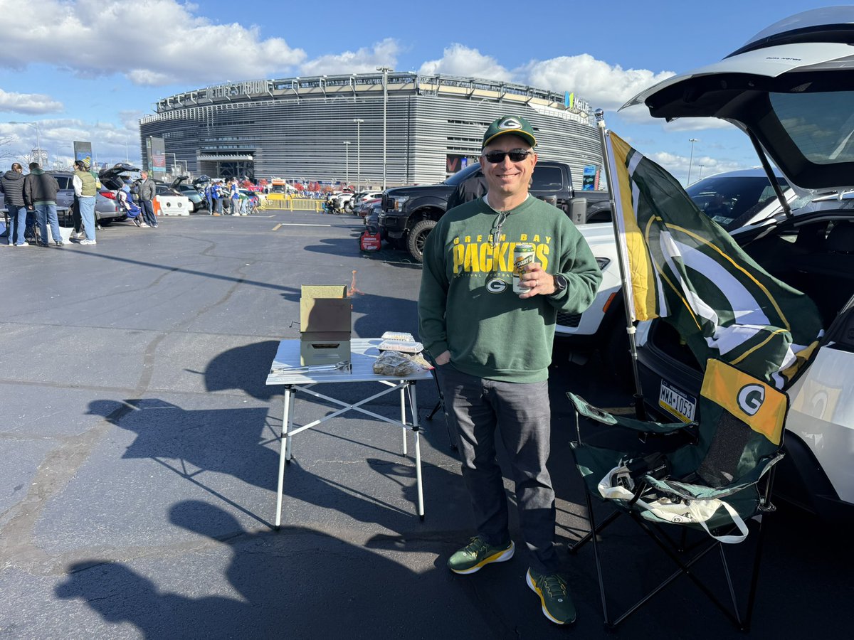glennfischbach's tweet photo. @AaronNagler and any #packers fans at the game today: I’m in lot E16.  Stop by for a #carrytheg #GoPackGo @cheeseheadtv @coreybehnke https://t.co/lcmlps8t9E
