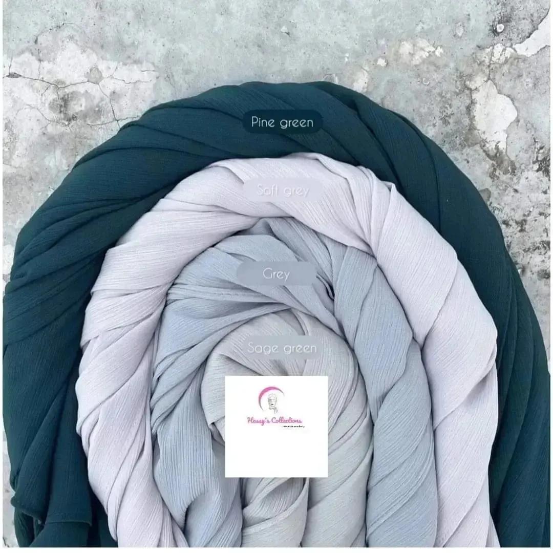 Ummammarr's tweet image. The Premium Crinkle chiffon scarves is perfect for everyone who loves elegance,simplicity and gives you that boujee look
Amazing texture,flows effortlessly and drapes beautifully
Price:7,000 naira
Available in 40 colours
Location:Abuja 
Send a dm to place order