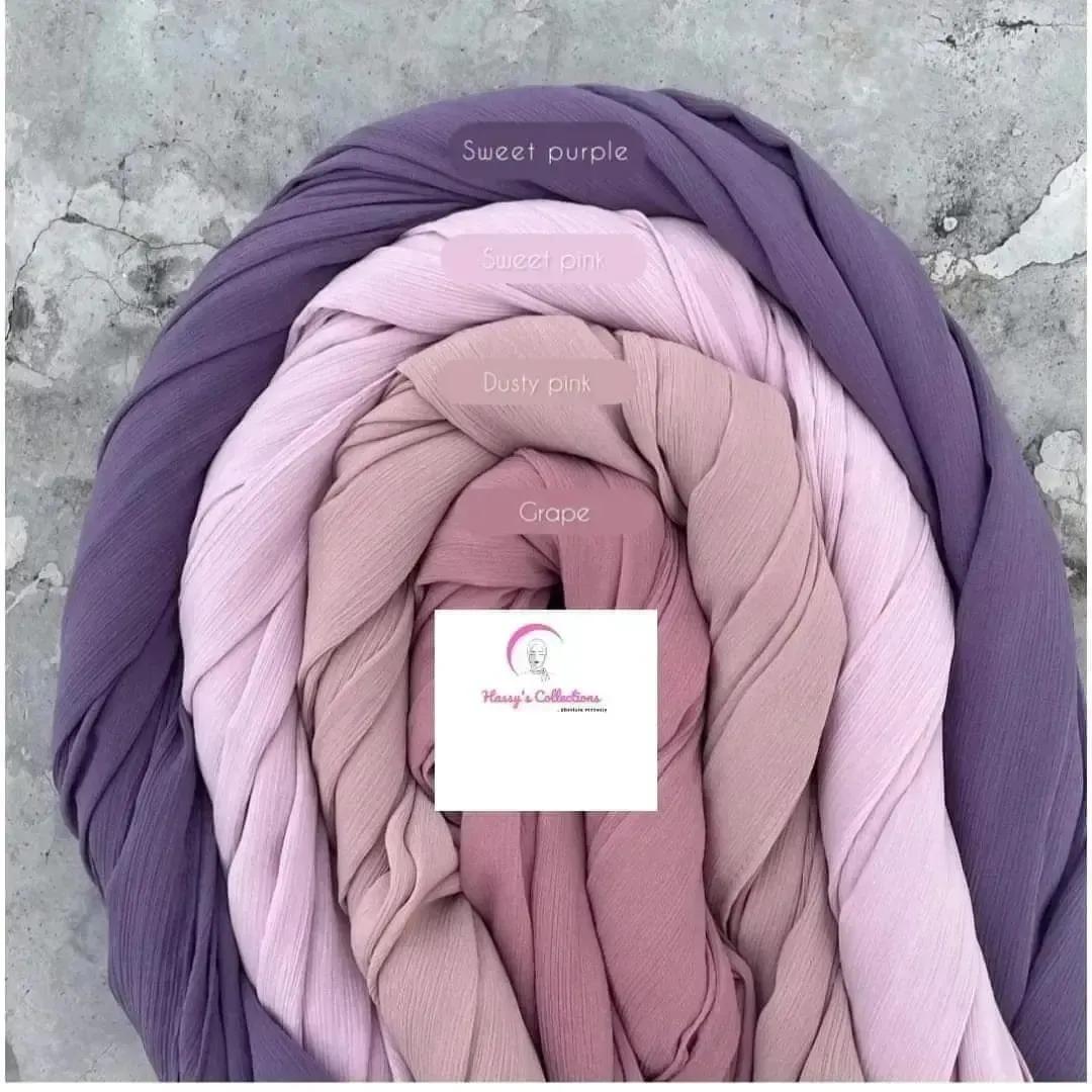 Ummammarr's tweet image. The Premium Crinkle chiffon scarves is perfect for everyone who loves elegance,simplicity and gives you that boujee look
Amazing texture,flows effortlessly and drapes beautifully
Price:7,000 naira
Available in 40 colours
Location:Abuja 
Send a dm to place order