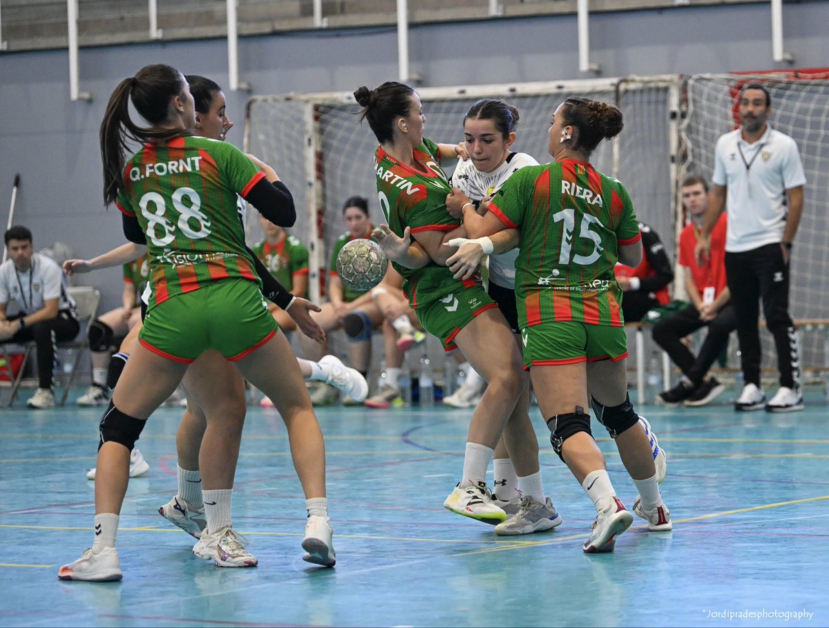 🎙️El Sènior Femení s’emporta els dos punts davant el <a href="/HandbolR/">Handbol Ribes</a> al guanyar el partit per la mínima (21 a 20). 

📝 Crònica: handbolsantquirze.cat/el-senior-feme…
📸 <a href="/jprades68/">Jordi Prades</a>