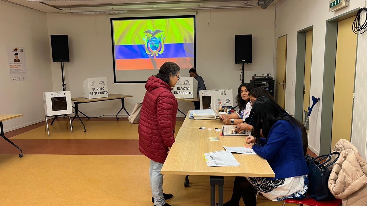 cnegobec's tweet photo. #LaDecisiónEsTuya 💪
#AcudeAVotar 🗳️
Así avanza la jornada de #VotoPresencialEnElExterior 🌐del #ReferéndumYConsulta2025.
➡️Hasta el momento (hora de Ecuador), ha concluido el proceso en #Australia, Corea del Sur, #Japón, #China e #Indonesia.
➡️ Los compatriotas empadronados en las 3⃣ circunscripciones especiales pueden sufragar con su cédula de identidad, pasaporte o ID Consular, vigentes o caducados.
Revisa algunas imágenes. ⬇️