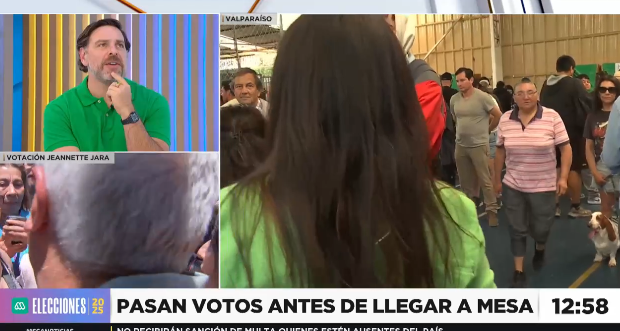 MolinaNow's tweet photo. #Elecciones2025 entregan a votantes el voto en la filan, antes de llegar a la mesa en Valparaiso https://t.co/DxMEyU75eU