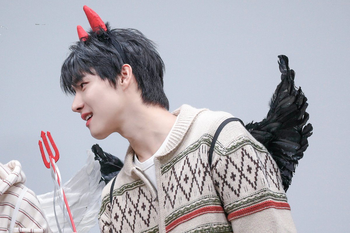 251115 제이제이뮤즈 팬사인회
왼얼사의 악마

#원위 #ONEWE
#용훈 #YONGHOON
