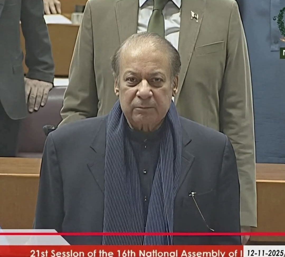 اس تین دفعہ کے وزیراعظم کا مایوس چہرہ دیکھ کے ترس ا رہا ہے۔ بوٹوں کے سائے تلے شروع ہونے والا سیاسی  سفر 45 سال بعد بالاخر بوٹوں پر ا کر ہی تمام ہوا
زندہ تعفن زدہ سیاسی لاش جس نے 40 سال قوم کو دھوکے میں رکھا