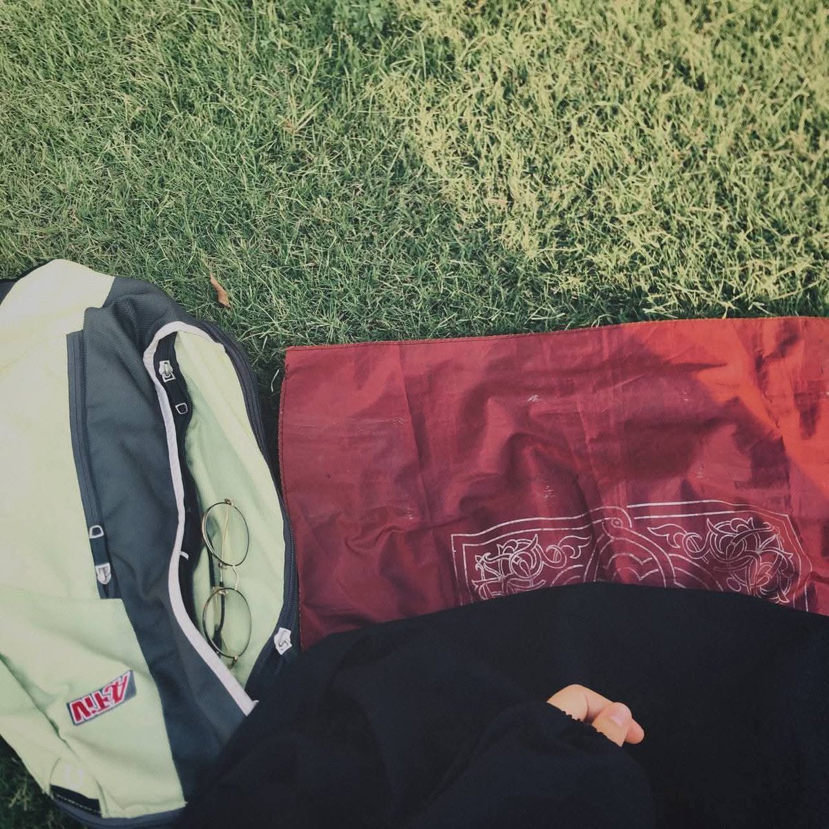 يغترّ الإنسان بنفسه أول شبابه فيرجو إصلاح العالم،
ثم ينضج فيتمنى إصلاح نفسه، 
ثم يرشد فيدعو الله ألا يفسده العالم..

- ش.بدر آل مرعي