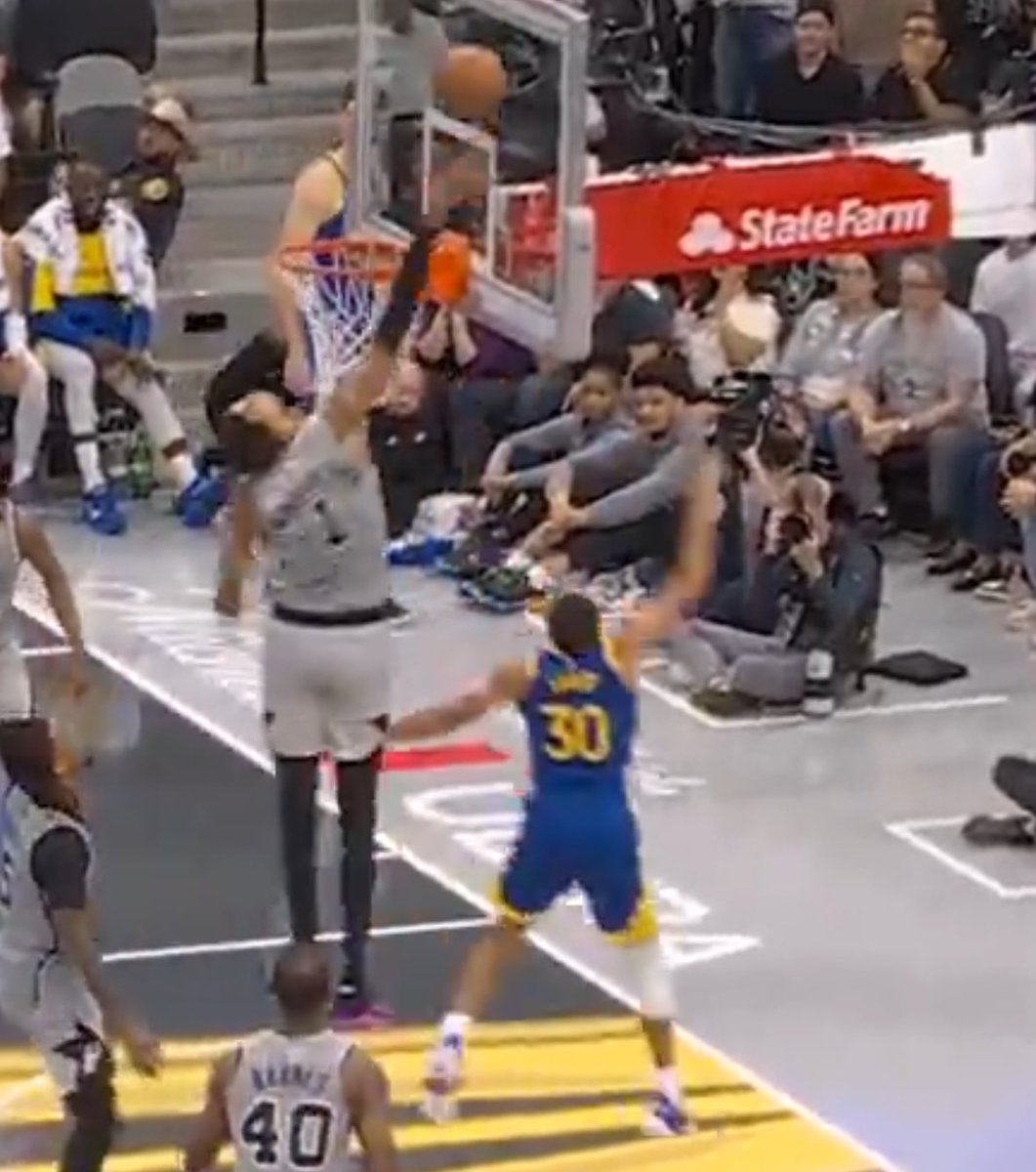 WarriorsMuse's tweet photo. Everyone talking about the Steph jumper over Wemby, I honestly think the clutch layup here over him is even crazier https://t.co/6SBflxShdM