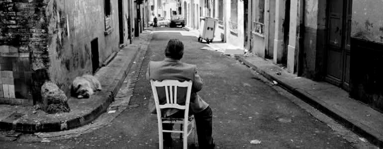 “Şurada, bir sandalyenin üzerinde gırtlağıma kadar kendi yaşamıma gömülmüş oturuyor ve hiçbir şeye inanmıyorum...”