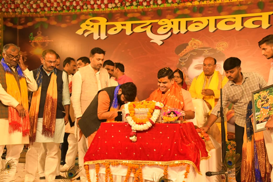 dramitsinghbjp's tweet photo. जो इच्छा करिहौं मन माहीं!
प्रभु प्रसाद कछु दुर्लभ नहीं है!!

जनपद अम्बेडकर नगर के मीरपुर , शेखपुर,निवासी डा.उदय प्रताप सिंह जी (जिला सह संघचालक राष्ट्रीय स्वयंसेवक संघ अम्बेडकर नगर) के निज निवास पर आयोजित श्री राम कथा में पूज्य आचार्य शांतनु जी महाराज का आशीर्वाद  प्राप्त हुआ https://t.co/zo4L7Ge2uX