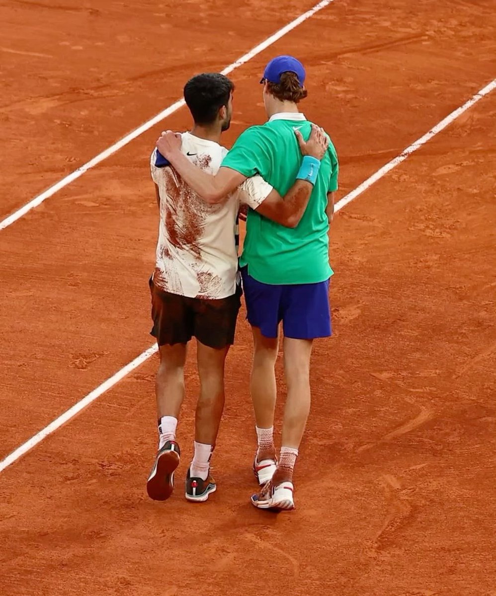 El evento deportivo del día (incluida la NFL) tendrá lugar en Turin a partir de las 18:00.

Allí, un español desafiará al favorito del público y también anfitrión.

El último Jannik #Sinner vs Carlos #Alcaraz del año está servido.

Título de Maestros en juego.