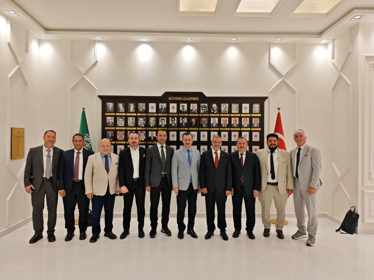 وفد ARTIAD يبدأ أعماله في الرياض بزيارة رسمية إلى السفارة التركية ولقاء السفير البروفيسور الدكتور أمر الله إشلر <a href="/emrullahisler/">Emrullah İŞLER</a>

استهلّ وفد نادي رجال الأعمال التركي–العربي (ARTIAD) زيارته الرسمية إلى المملكة العربية السعودية بعقد أول لقاء له في مقر السفارة التركية بالرياض مع سعادة