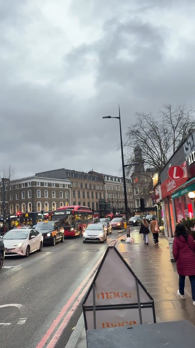 pavanbahl's tweet photo. The weather is nice in London today.☁️ https://t.co/VGMe1P02nC