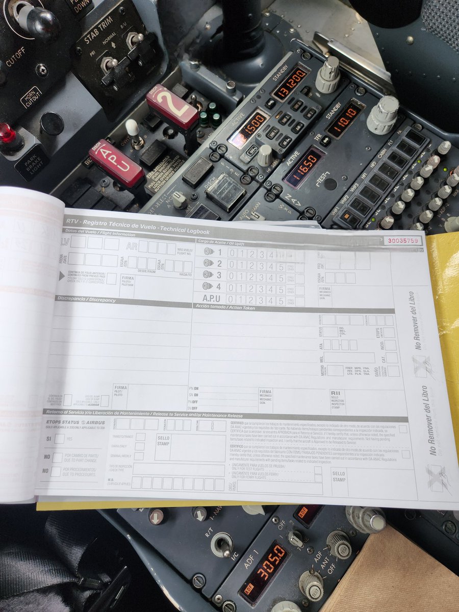 Cualquier novedad que surja, los pilotos y bajo responsabilidad y firma del comandante, llenamos un libro de Registro Técnico de Vuelo entre vuelo y vuelo. Las novedades que hayan surgido durante un tramo, debe ser completada en los casilleros con un código. Al arribo,