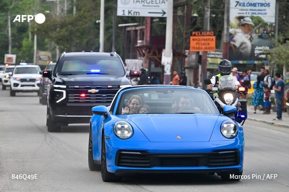 Mientras unos gobernantes necesitan un Porsche escoltado para sentirse grandes, otros condujeron un viejo escarabajo para recordarse pequeños.
Mujica entendió que el poder es servicio;
Y en política, la diferencia entre humildad y ostentación no es estética: es ética.