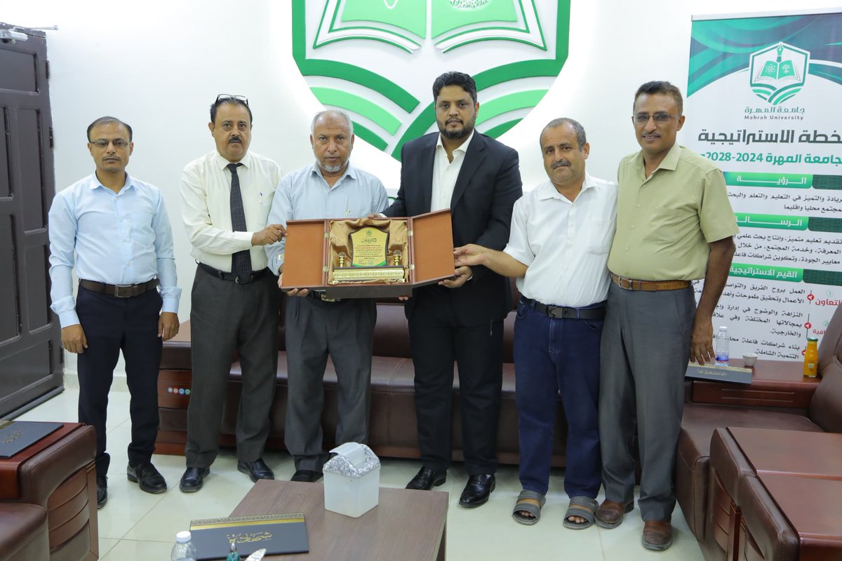 رئيس جامعة المهرة يلتقي هيئة تحرير مجلة الجامعة للعلوم الإنسانية
للمزيد👇
mhru.edu.ye/details/5531/