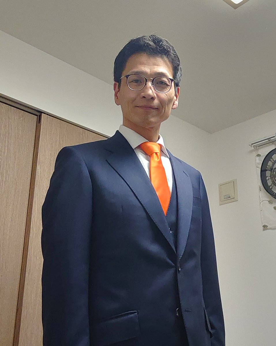 Yoshiki11396762's tweet image. 新調したスーツがようやく出来上がってきました✨
妹や店員さんの助けもあってカッコいいスーツに仕上がりました。

メガネや眉毛のお手入れ、髪のセット等、外見に無頓着な私にいろんな方がご助言くださいます。多くの方に支えられて私の活動が成り立っています。
身なりも整えて頑張っていきます💪🕴️