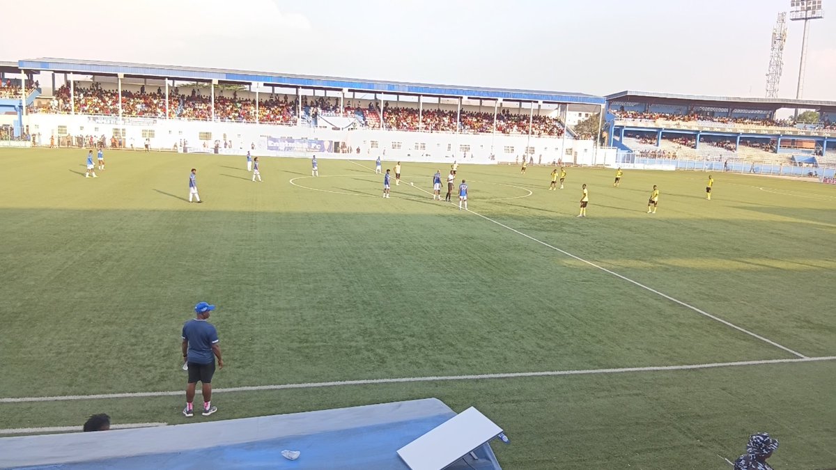Tundeyinde's tweet image. WE ARE BACK! 🟢
​The second half of the Enyimba FC vs Wikki Tourists battle is underway!
​Enyimba needs to break down the resilient Tourists defense to cancel out that world-class goal from Mahmood Aliyu.
​Score: Enyimba 0-1 Wikki Tourists
​#NPFL26 #SecondHalf #EnyimbaFC #Wikki