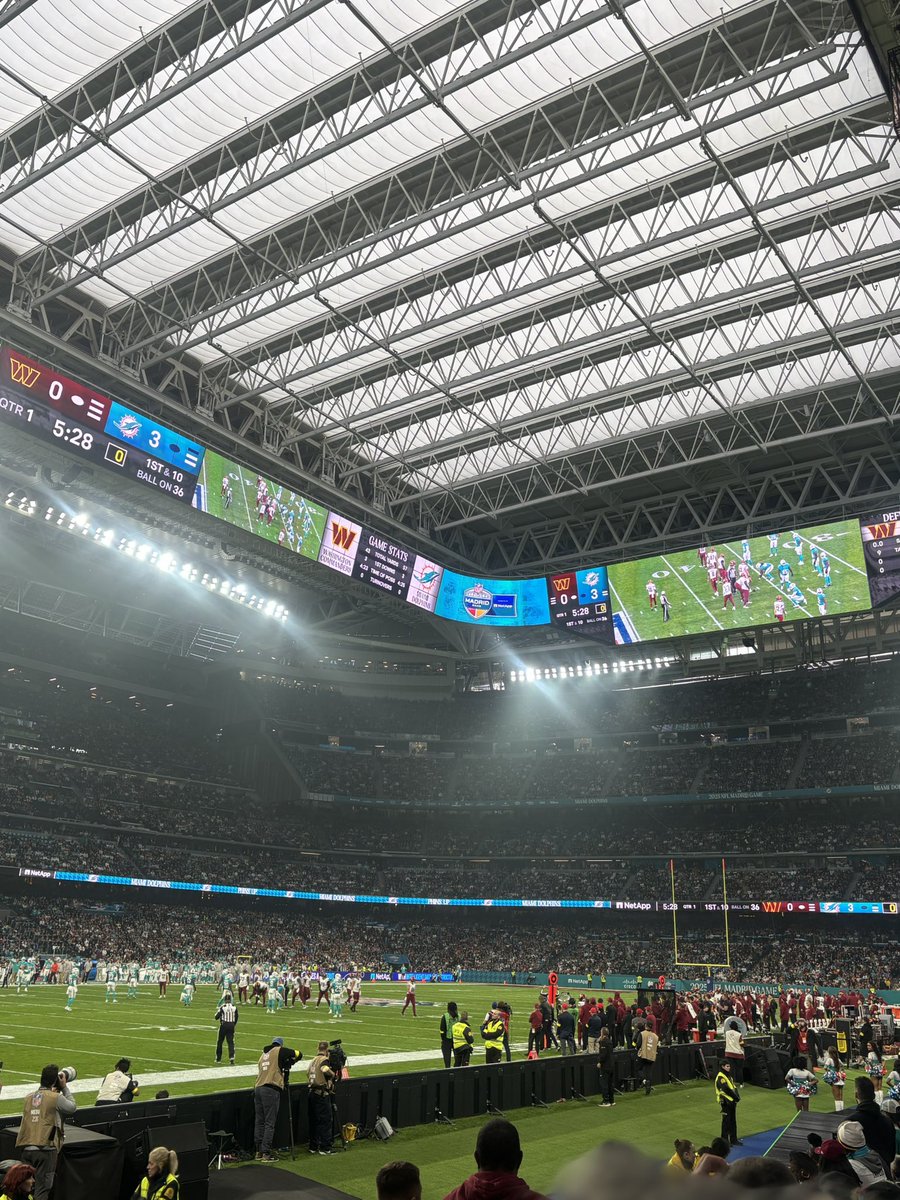 No me extraña que los yanquis estén flipando. Lo del Bernabéu techado es impresionante.

Y a pesar de la mala organización, el espectáculo de la <a href="/NFL/">NFL</a> es alucinante.