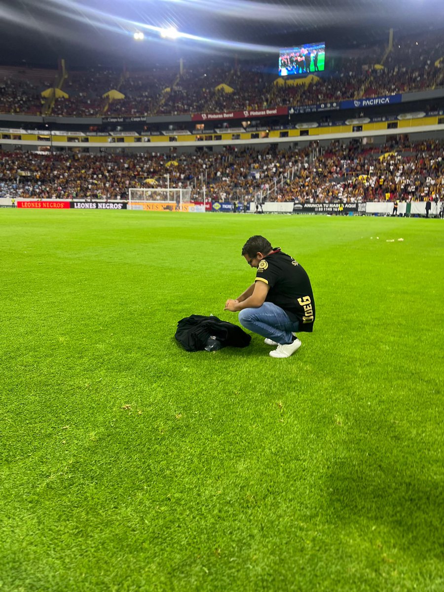 Hoy se cierra una era. Después de 11 años y 430 partidos, llegó el momento de despedirme de los Leones Negros 🦁🖤

Después de contar la historia durante 23 torneos, 12 Liguillas, 3 finales. Me voy con el privilegio de saber lo que es ser CAMPEÓN. 🥇

¡Arriba los Leones Negros!