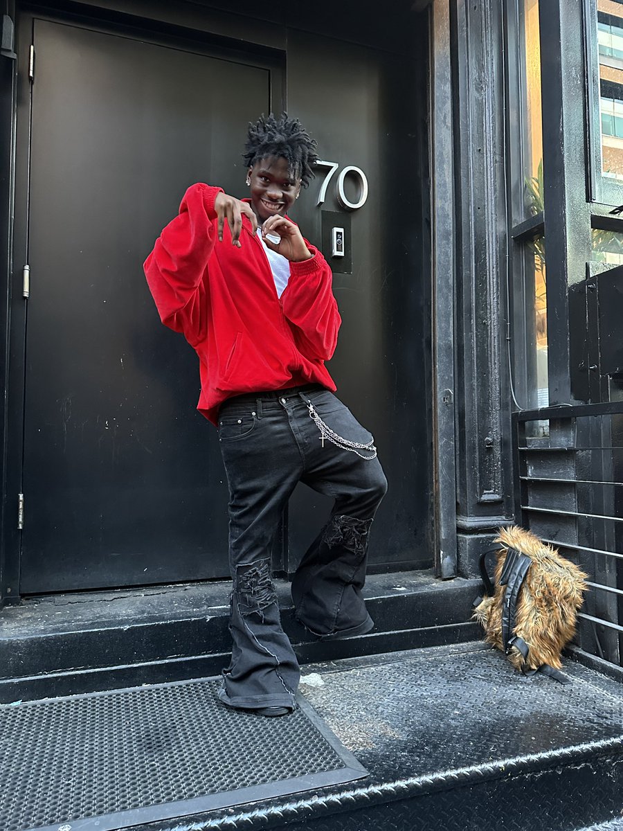 I been went balenciaga quarter zip before it was a performative trend 🫩