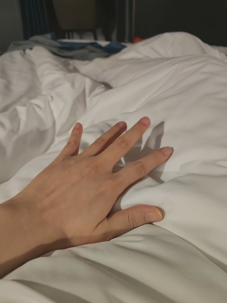 Hayaku_LL's tweet image. 暖气不足，快来暖床🙈