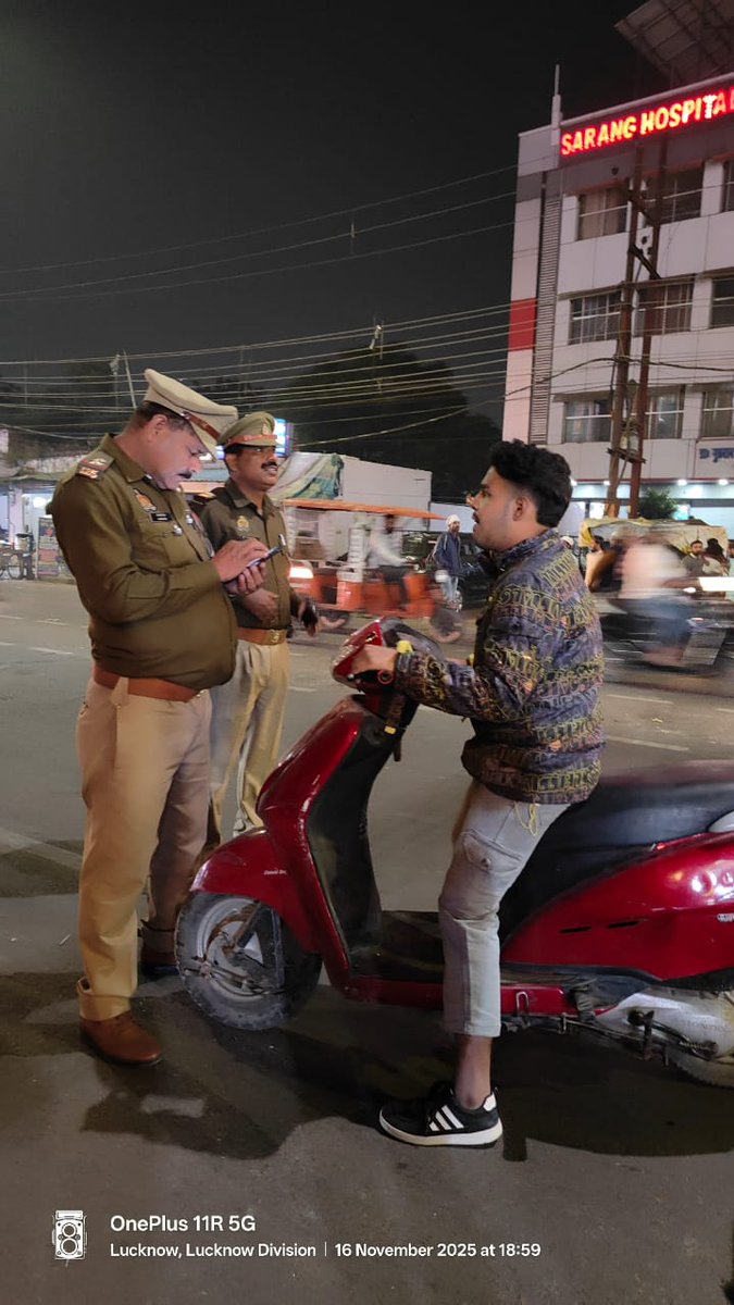 #Lucknow_Police🚔
<a href="/LkoCp/">CP LUCKNOW</a> के निर्देशन में <a href="/dcpcentrallko/">DCP Central Lucknow</a> के नेतृत्व में #सुरक्षा_व्यवस्था हेतु।थाना मदेय‍गंज पुलिस टीम द्वारा #मॉल/वाहन/होटल/#मार्केट/#मार्गों/#चौराहों/रेलवे स्टेशन पर #पैदल_गश्त/सघन चैकिंग कर रखी जा रही सतर्क दृष्टि।

<a href="/dgpup/">DGP UP</a> <a href="/adgzonelucknow/">ADG Zone Lucknow</a>
<a href="/lkopolice/">LUCKNOW POLICE</a> <a href="/Uppolice/">UP POLICE</a>