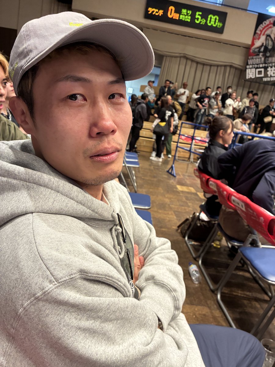 メインイベント。ゴンズの亮我選手がチャンピオンに。強かった。隣の細いおじさん泣いてました。