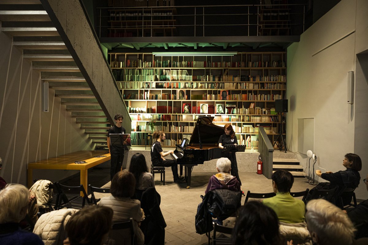 BOOKCITYMILANO's tweet photo. Le luci si sono spente, ma le parole risuonano ancora✨

BookCity Milano 2025 si è conclusa, eppure le voci, i volti, gli incontri restano vivi nei ricordi, nelle pagine, nelle idee che hanno preso forma in questi giorni📚

📸 Di Vincenzo, Bremec, Braga
#BCM25 https://t.co/axE4CfdZMe