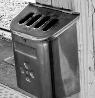 灰皿じゃん。昔は電車の中でも吸えたもんなタバコ。