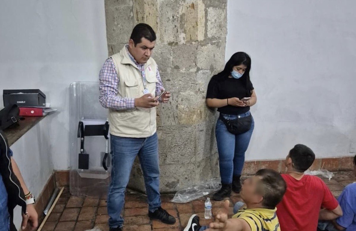 CEDHJ's tweet photo. La CEDHJ estuvo presente durante la manifestación realizada en Guadalajara, con el propósito de observar la actuación de las autoridades y verificar el respeto a los derechos humanos de las personas manifestantes.

Nuestro personal acompañó el operativo y las detenciones realizadas por la Fiscalía del Estado, documentando las intervenciones policiales y asegurando que las personas recibieran un trato digno, atención médica, información clara sobre su situación jurídica, así como la oportunidad de presentar quejas y recibir orientación.

La CEDHJ continuará dando seguimiento puntual al proceso de las personas detenidas, reiterando su compromiso de vigilar que las autoridades actúen conforme a la ley y estándares de protección de los derechos humanos.