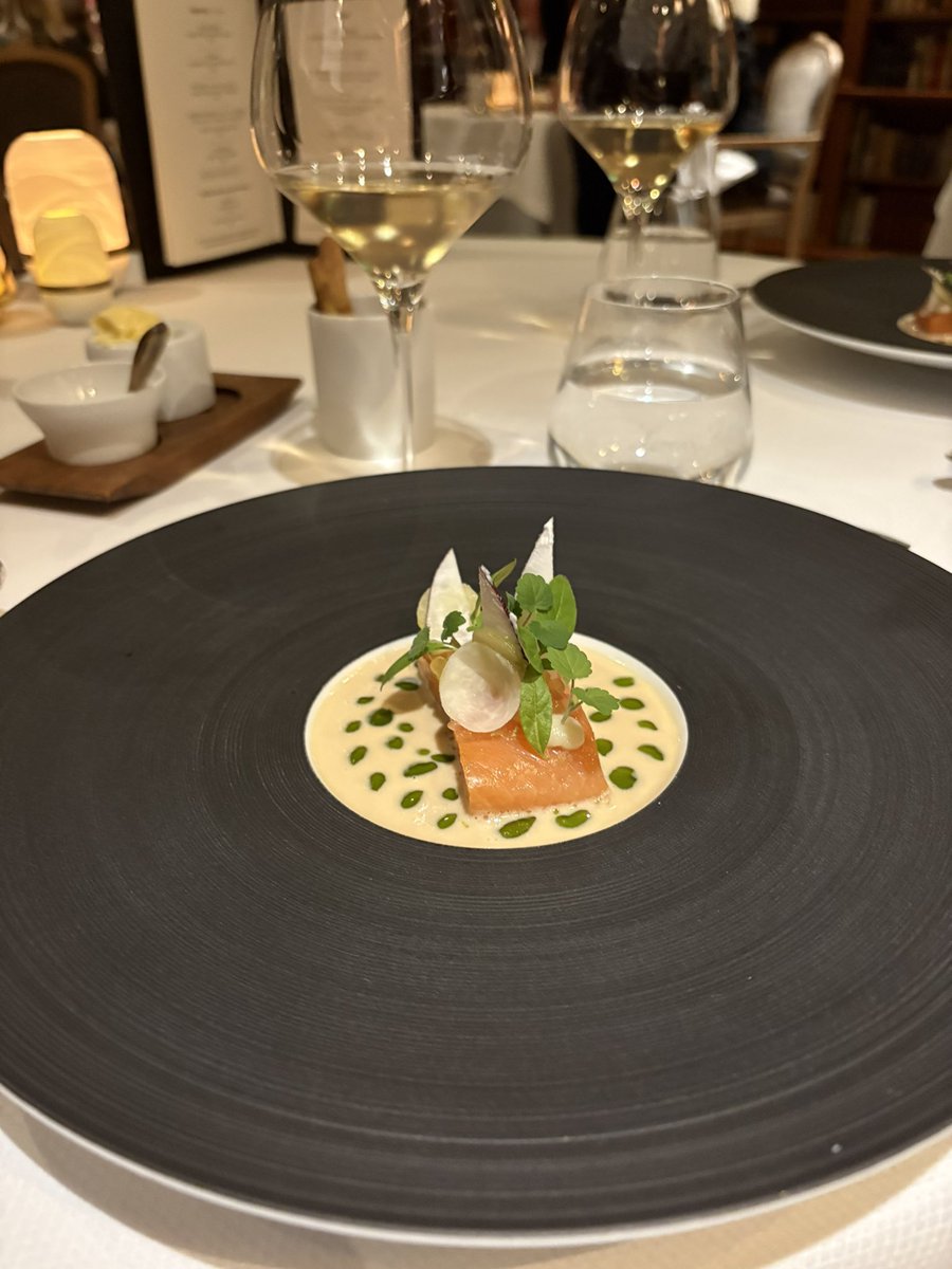 design_thyme's tweet image. What eating with a man looks like