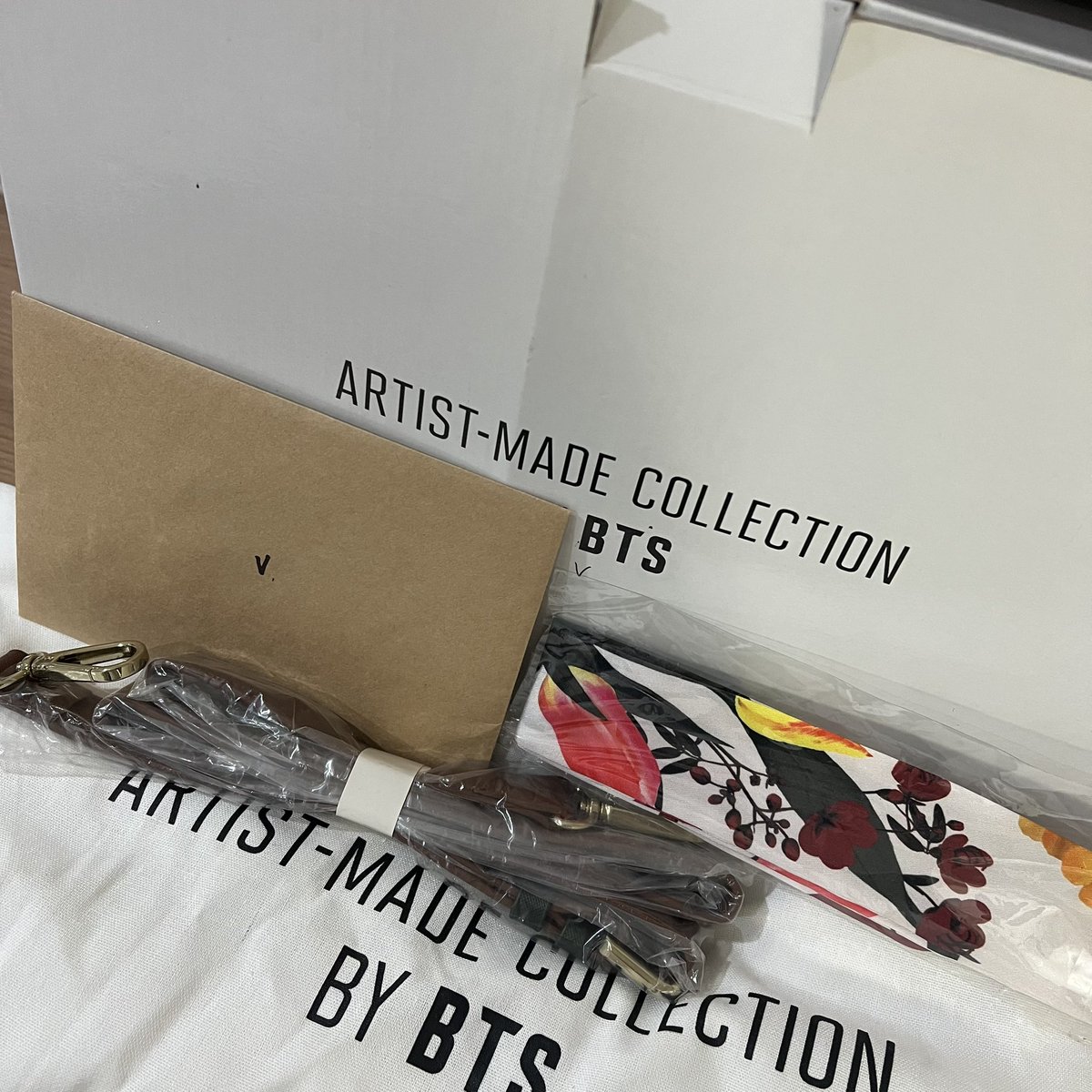 jmjiminn13's tweet photo. ปล่อยต่อ 
กระเป๋าแทฮยอง MERCH V Mute Boston Bag   
ขอส่งน้อง 2,990.- ส่งฟรีเอกชน   

สอบถามเพิ่มเติมได้งับ
#ตลาดนัดบังทัน #ตลาดนัดบีทีเอส #ตลาดนัดBTS #กระเป๋าแท  #ตลาดนัดรถไฟบังทัน #by_v #by_bts #กระเป๋าแทฮยอง #merchbybts #mutebostonbag https://t.co/4JamH0fqH0