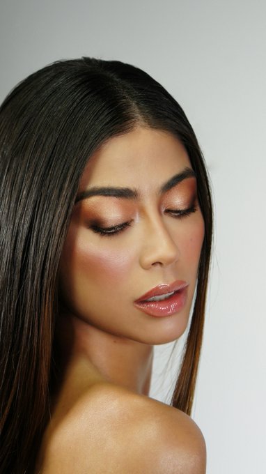 رحلة شعركِ نحو الرفاهية تبدأ من هنا اكتشفي سرّ البريق الطبيعي والنعومة الحريرية بخطوات بسيطة وسحرية 