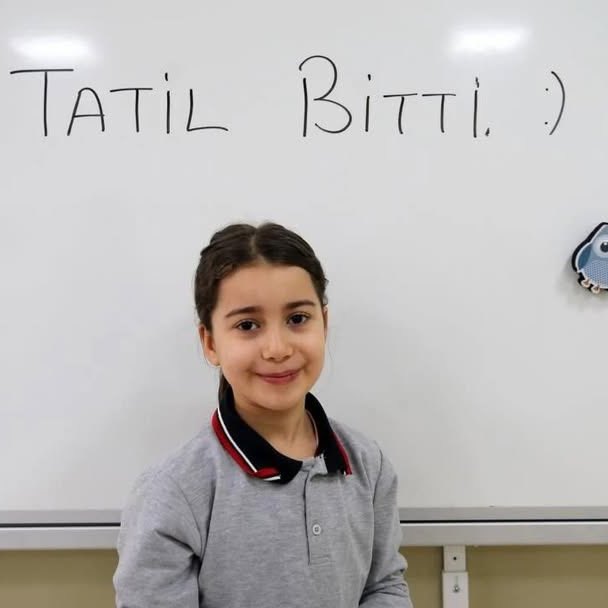 Ara tatilin sona ermesiyle, yarın 20 milyondan fazla öğrencimiz yeniden ders başı yapacak.
Tüm evlatlarımıza başarı, sağlık ve huzur dolu bir dönem diliyorum.
Öğretmenlerimize ve velilerimize de kolaylıklar olsun.