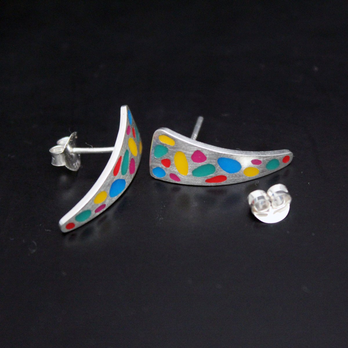 Plataica's tweet image. 📣 DE NUEVO DISPONIBLES‼️

Lleva el color 🎨 siempre contigo, siéntete radiante con estos #pendientes ▲ #triángulos ▲ con colores en plata 925

👉 plataica.com/products/trian…

#plata925 #joyeríaartesanal #hechoamano #envíogratis #Colors #artesanía #bsnm #earrings