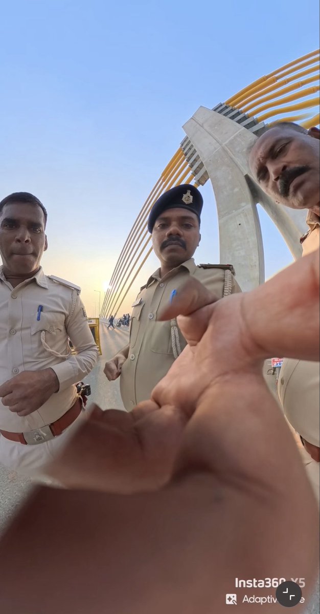 Lawyer_Kalpana's tweet image. गालिबाज पुलिसकर्मी का चेहरा देख लो बिहार पुलिस के अधिकारी क्या इन्हे सस्पेंड कर पाएंगे..?