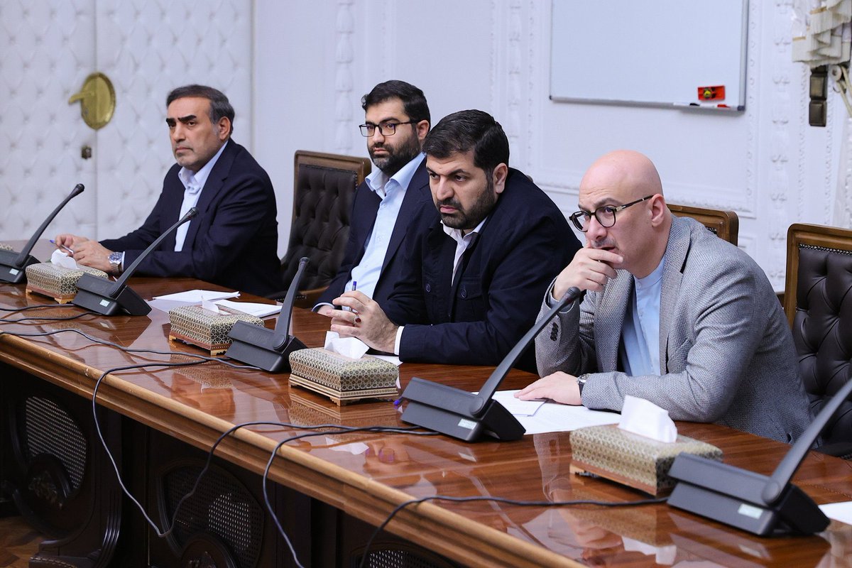 amirmoghadam_ir's tweet image. مهم/ این چند خط را دو بار بخوانید!
سقاب اصفهانی ویترین است! شهاب طباطبایی و یوسف پزشکیان را دریابید که پای هزاران میلیارد پول در میان است!

این افراد شامل سقاب اصفهانی، على مروى
صادق الحسينى، احمديان، شهاب طباطبايي، مدني زاده، یوسف پزشکیان از حدود یک سال پیش  جلسات به اصطلاح…