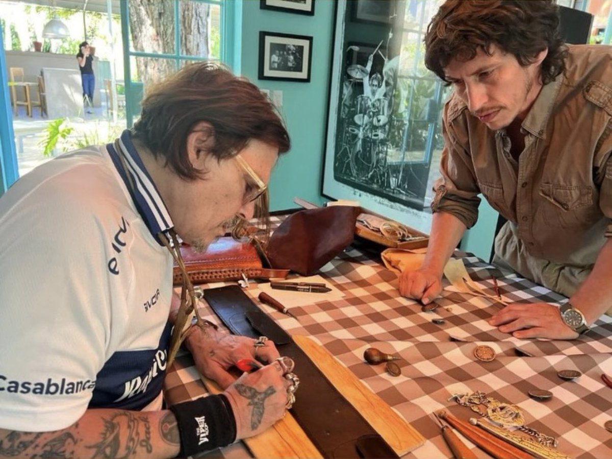 JerrieDepp's tweet image. Creative vibes in the air! ✨ New photos of God Dad (#JohnnyDepp) getting hands-on with crafting alongside nicanorcrotto (IG) in Argentina 🇦🇷🫶🏻 

(Repost from nicanorcrotto’s IG)