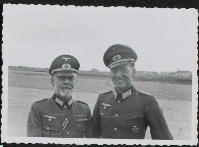 Der Vater von Uschi Glas war in der Waffen – SS?

Und allen Gutmenschen fällt vor Schreck der vegane Cappuccino aus der Hand? Echt jetzt?

Nun, ich empfehle euch mal auf den Dachboden zu gehen und in den alten großen Kisten die dort stehen, nach zu schauen. Aber bitte vorher die