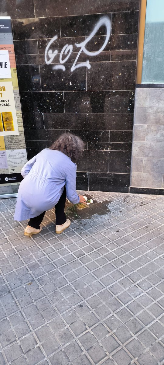 fralhu's tweet photo. @catmemoria @LHAjuntament @efemarq Jornada de record #stolpersteine a L'Hospitalet. Noves llambordes en record dels deportats als camps nazis. https://t.co/JzM8xpv8Nz