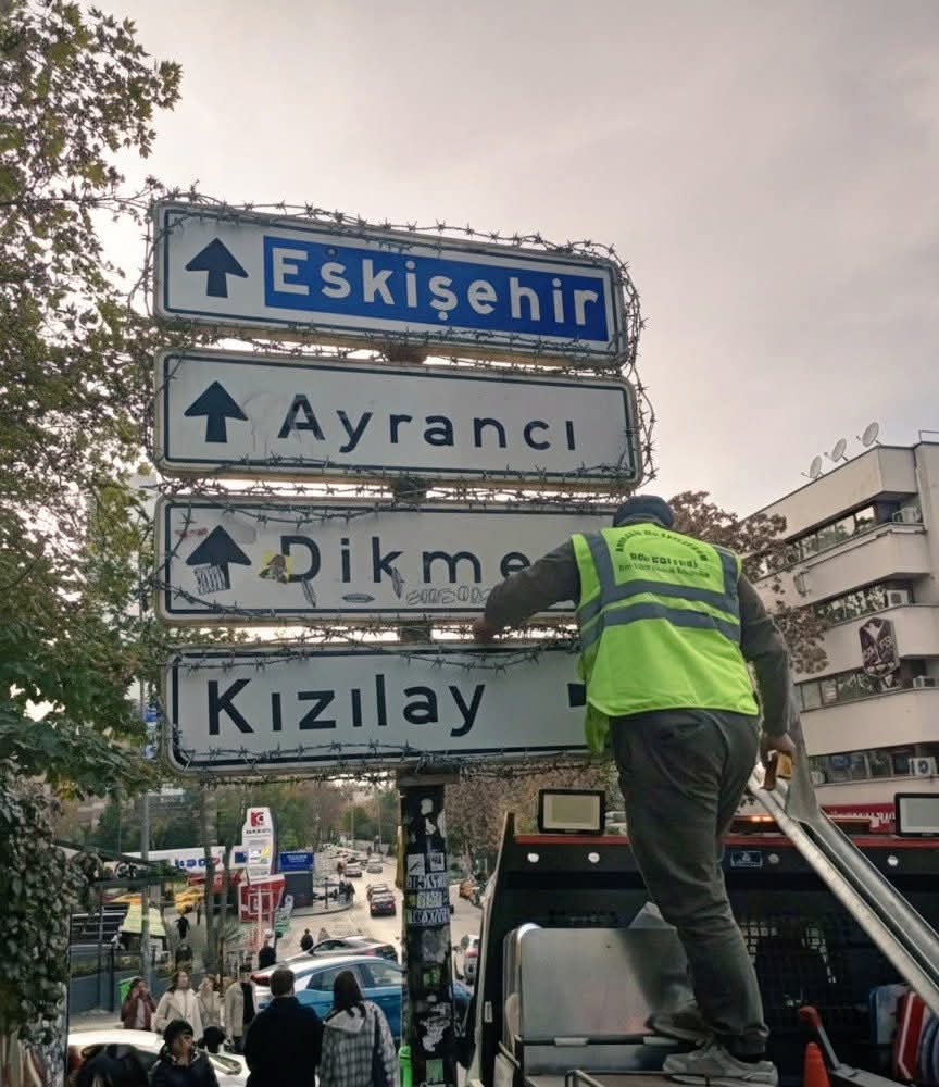 Kızılay tabelasını yabani hayvanlarda korumak için dikenli tel çekildi...

Dikenli tel fayda etmezse tek çözüm elektrikli tel :))