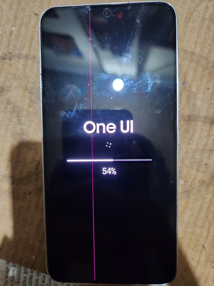 iamMS7510's tweet photo. @SamsungIndia Purchased my Galaxy S22 in 2022 all these years it was going good. Now after the recent updates, all of a sudden appears this redline out of nowhere. My phone didn't even fall or had a crash wid anything or anywhere as well. Care 2 explain what the hell is going on? https://t.co/dCFtV8nIjD