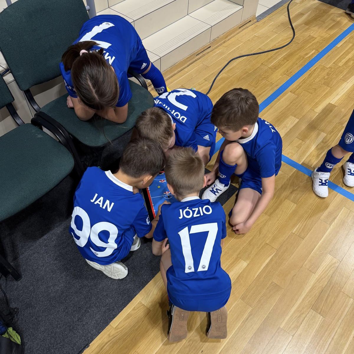 azsuwwilanow's tweet image. Przygotowania taktyki do meczu z Grinbud KS Gniezno ⚽️

Listopad 2025, Centrum Sportu Wilanów, koloryzowane 📷

Dzięki za pomoc Football Academy Warszawa 🤝