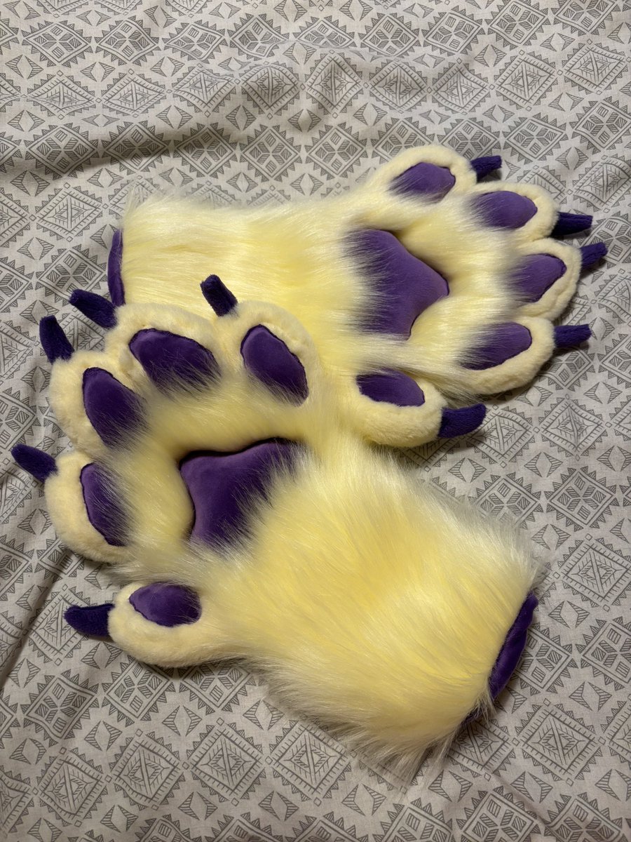 Finished Bucciarati’s new pair of paws today. Made on a kloofsuits pattern, they have fully stuffed mochi minky beans , stuffing pillows inside and finger escapes, I love making paws