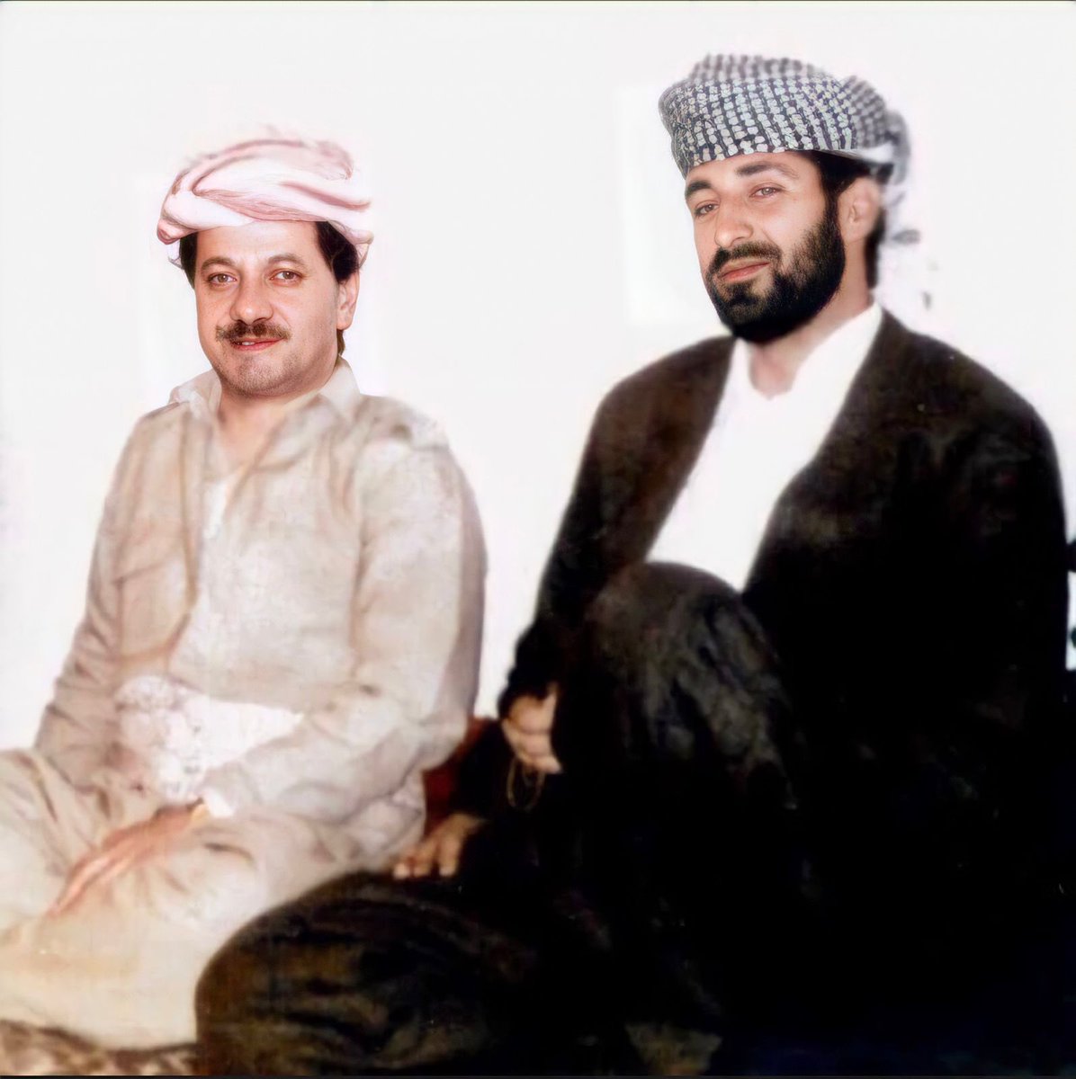 Sara_S_Mustafa's tweet photo. لەساڵڕۆژی شەهیدبوونی باوکم سەری ڕێز و نەوازش دادەنەوێنم بۆ هەموو خانەوادەی شەهیدان، بۆ ئەو دایکە شەهیدانەی کە ئازاری جەرگ سووتان جوانی ژیانی لێ سەندنەوە، بۆ ئەو ژنە شەهیدانەی باری قورسی ژیانیان سەربەرزانە هەڵگرت و بوونە نموونەی بەرزیی خۆڕاگری، هەروەها بۆ ئەو منداڵە شەهیدانەی کە بەبێ سێبەری باوک ڕووبەرووی ژیان بوونەوە و کۆڵیان نەدا، و بوونە خاوەن کەسایەتی باڵا لە کۆمەڵگای کوردستان.

سڵاو بۆ هەموو ئەو پێشمەرگانەی خۆنەویستانە لە ئەرکدان و پارێزگاری لە کوردستان دەکەن. خوای گەورە سەرفراز و تەمەن درێژیان بکات. داواکارم کوردستان هەمیشە پارێزراو بێت.