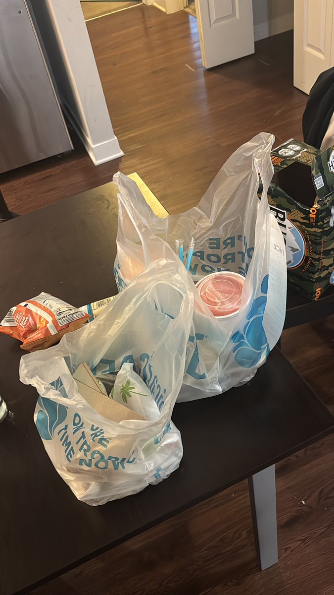 StompinTomCon's tweet photo. Classic Sunday, thanks for the delivery Jamal https://t.co/Q05IQtWz8C